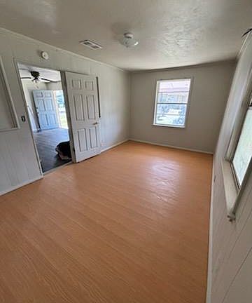 3rd image of 3913 Thomas Ave