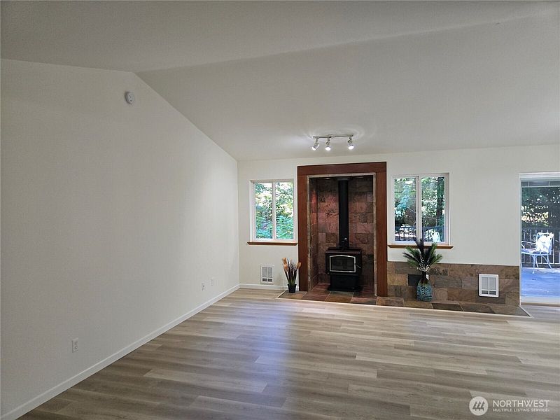 4th image of 44512 Fir Road