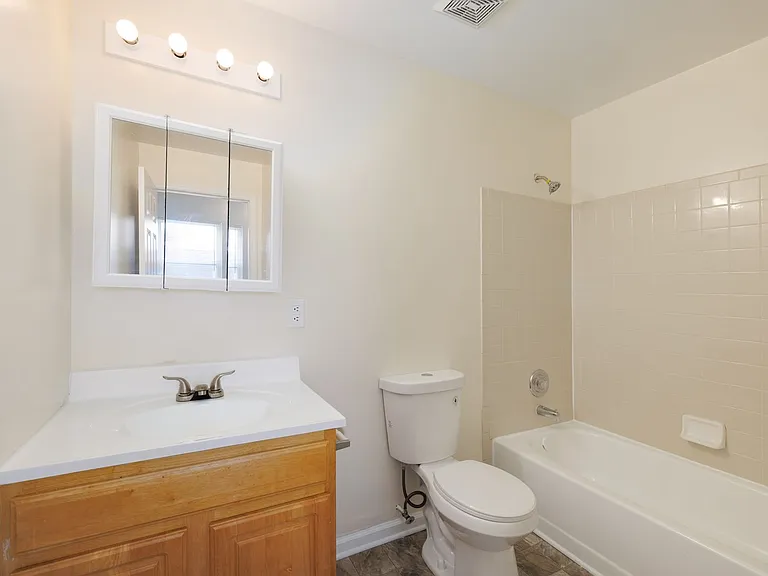 College Hill Apartments — Photo 8