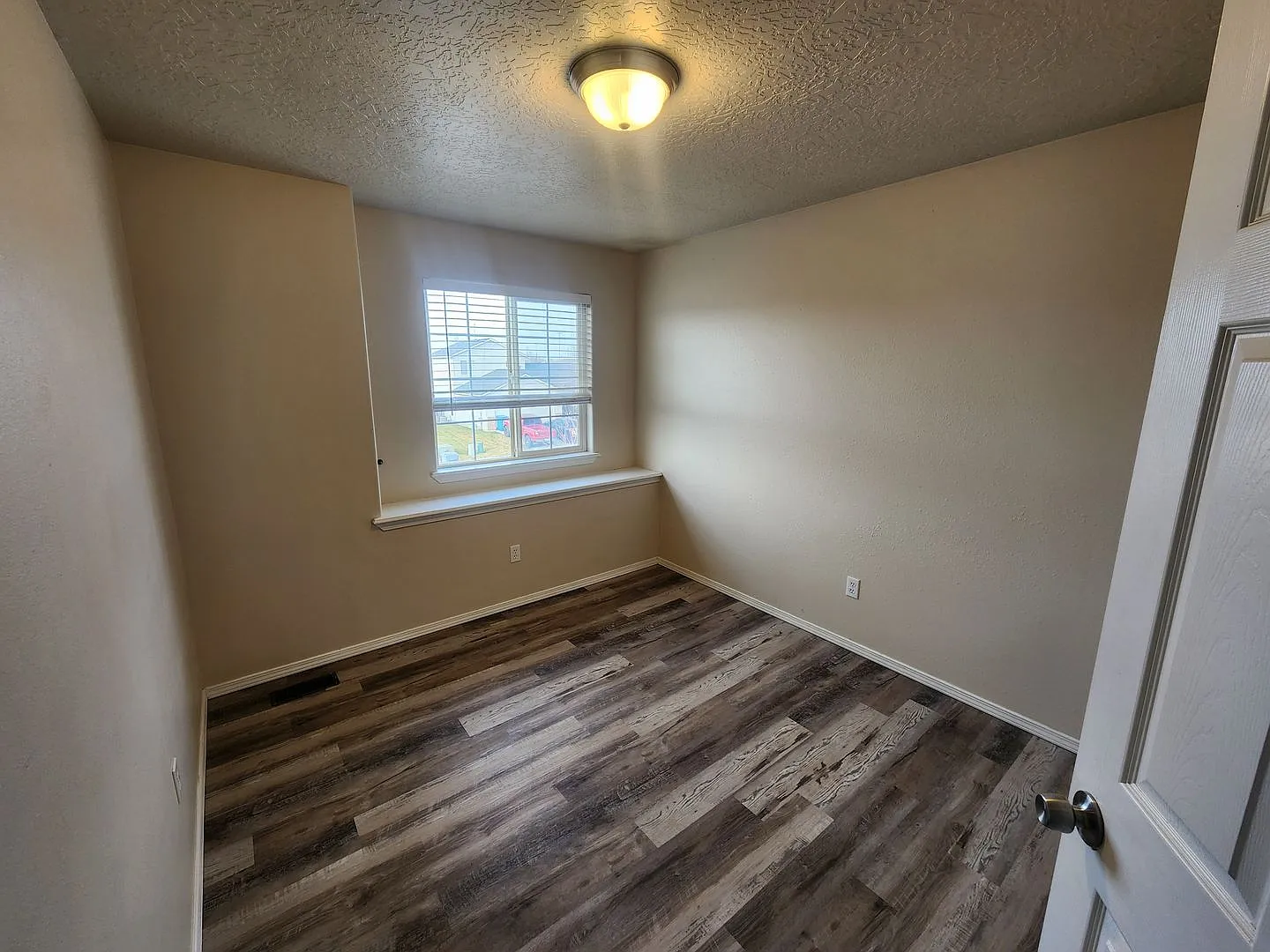Remodeled 3 bedroom — Photo 2
