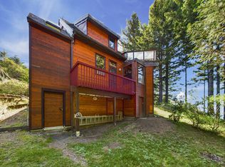 950 Hillside Dr, Whitethorn, CA 95589