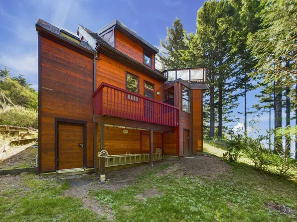 950 Hillside Dr, Whitethorn, CA 95589
