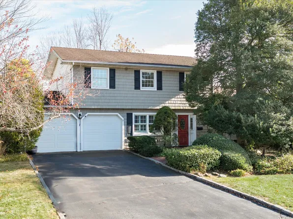 3 Hampshire Drive, Wheatley Heights, NY 11798