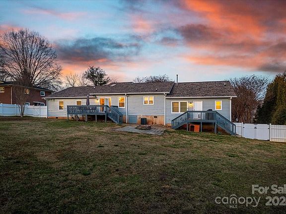 4th image of 212 Woodlawn Dr