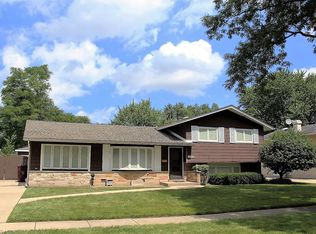 152 Basswood Dr, Elk Grove Village, IL 60007
