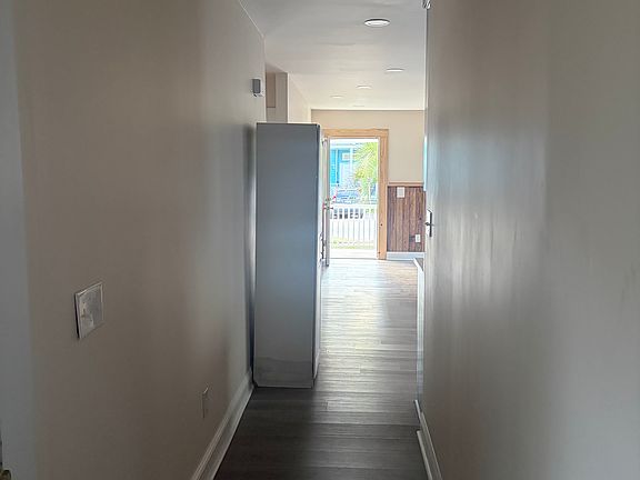 5th image of 1909 Calvert St