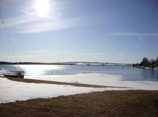 7616 W Rivershore Dr, Niagara Falls, NY 14304