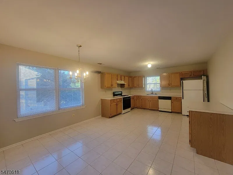 3 bed, 1.5 bath, $2,500 — Photo 4