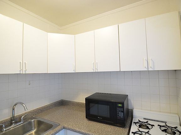 3rd image of 525 W Cornelia Ave #312