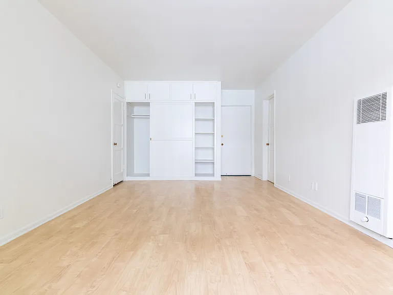 Gayley Manor Apartments — Photo 32