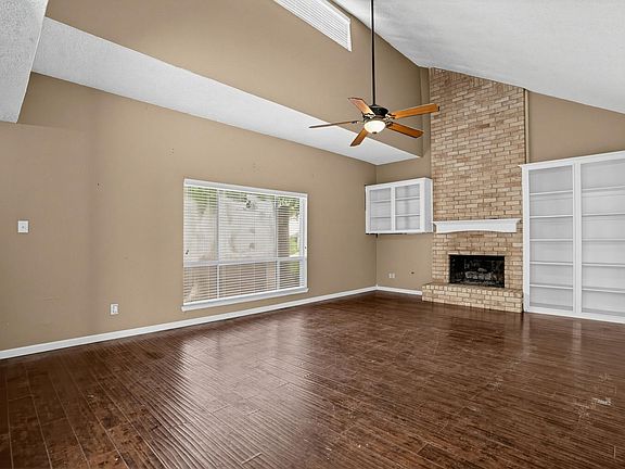 3rd image of 2038 Parkdale Dr