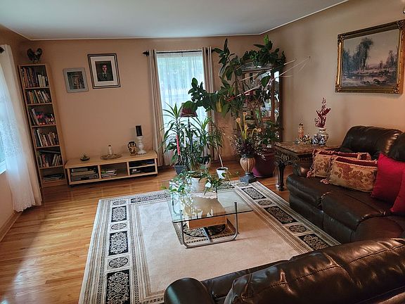3rd image of 120 Chapel Ln