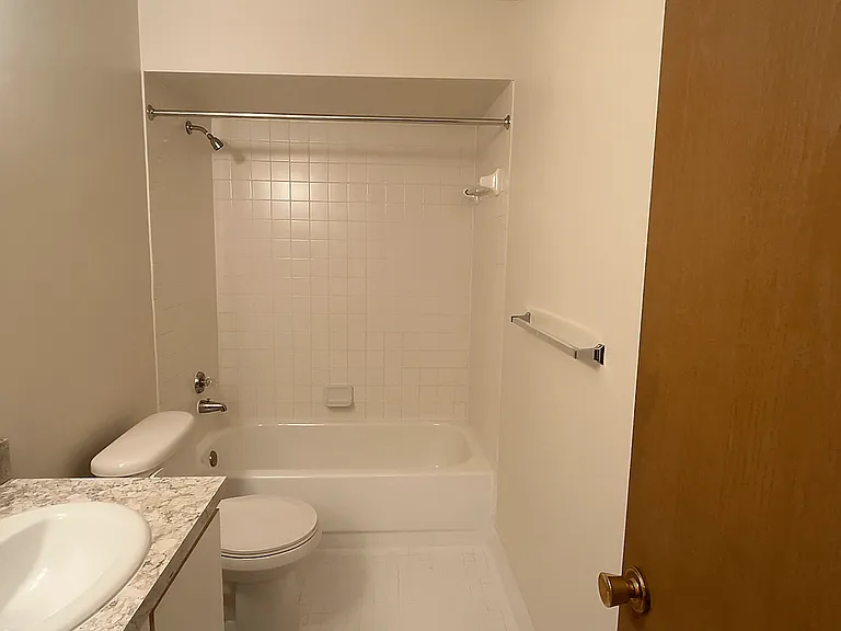 Lakeside Village Apartments — Photo 105