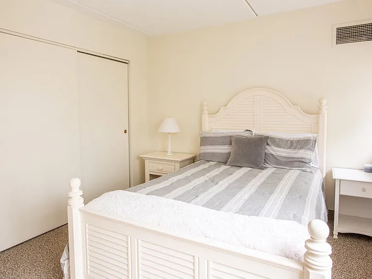 Hampton Court Apartments — Photo 7