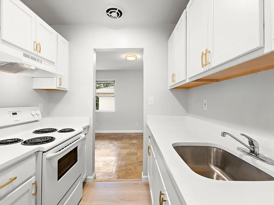New Kitchen w/ Quartz Counters