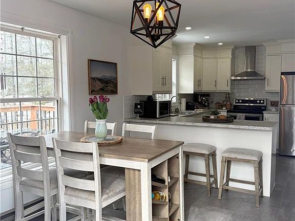 3rd image of 261 McKinnon Rd