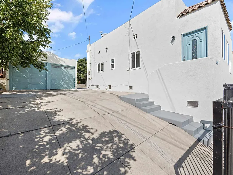 1009 Tremont St — Photo 2