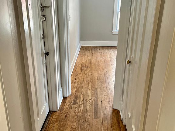 4th image of 419 W 4th St