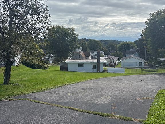4th image of 403 Carrie Ave
