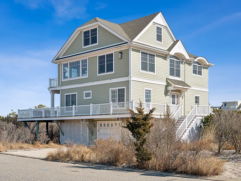 902 Dune Rd — Photo 2