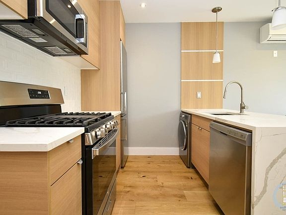 3rd image of 37 Irving Pl #1GARDEN