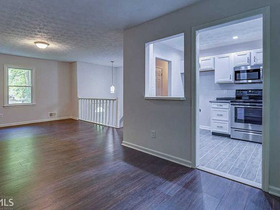 3rd image of 607 Windsor Dr SE