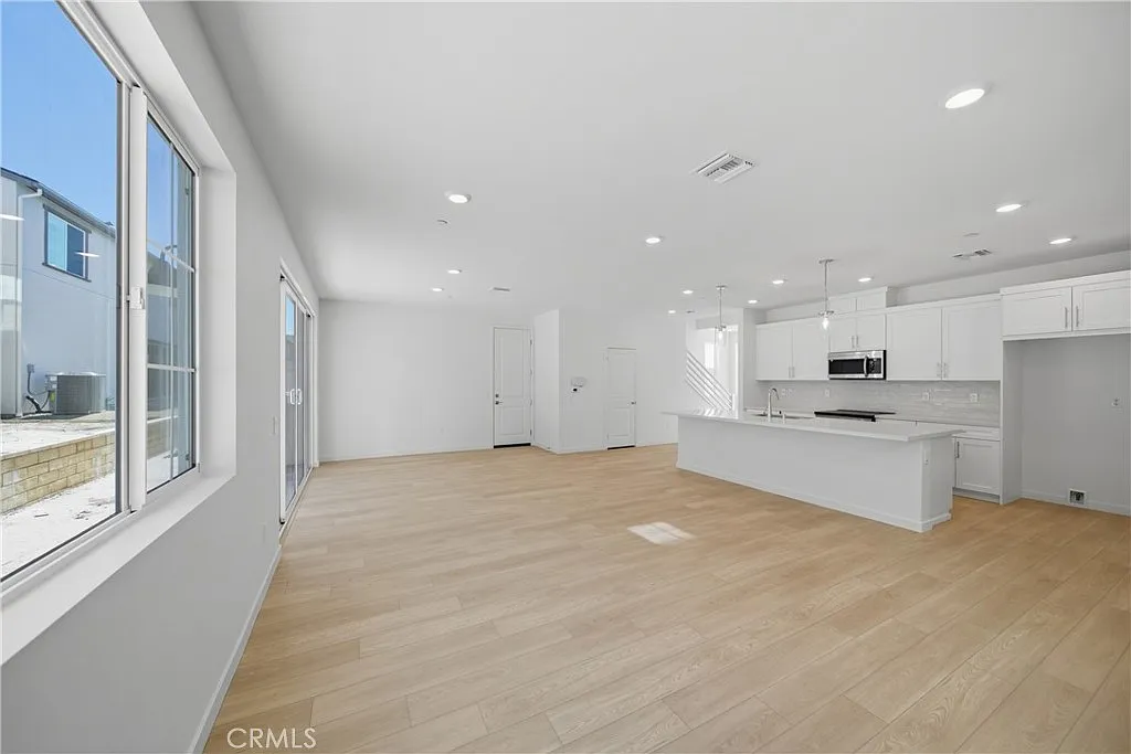 4 bed, 2288 sqft, $5,595 — Photo 4