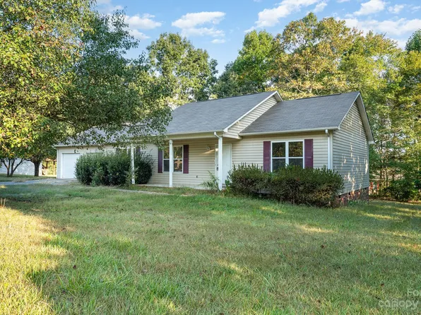 9495 Indian Hills St, Hickory, NC 28601