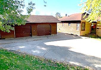 HUGE 2 1/2 STALL GARAGE