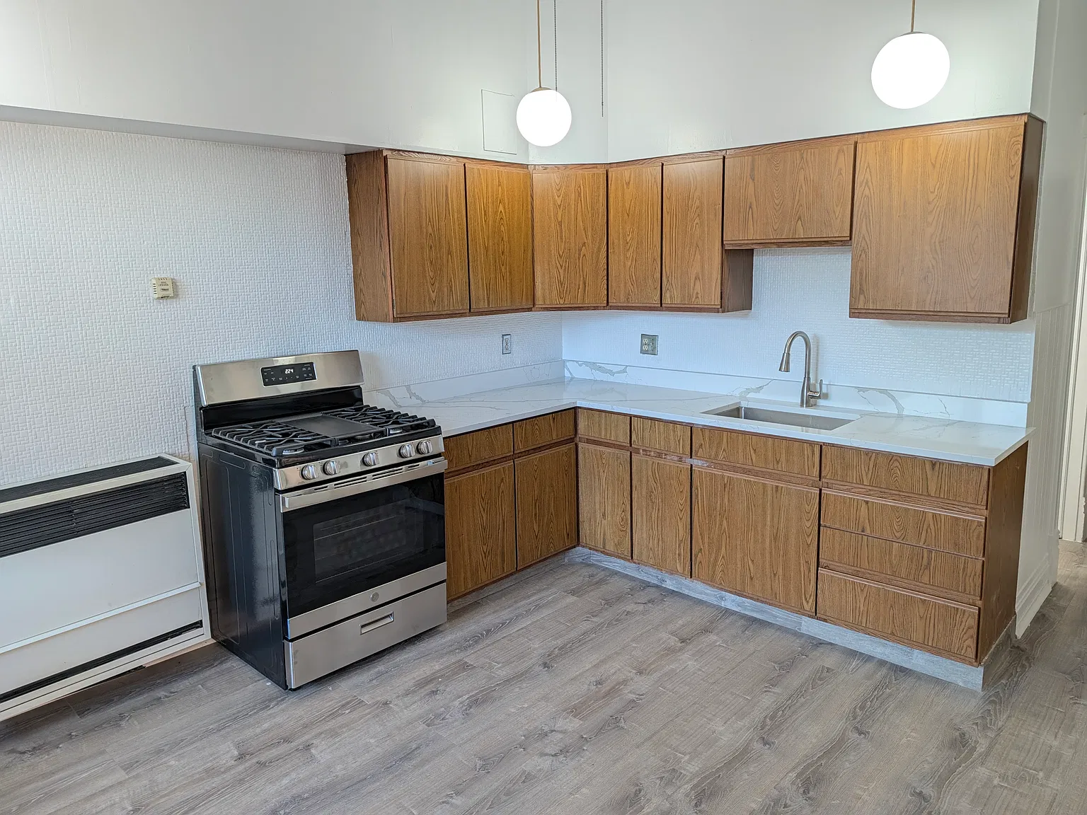3 bed, 1000 sqft, $2,300 — Photo 1