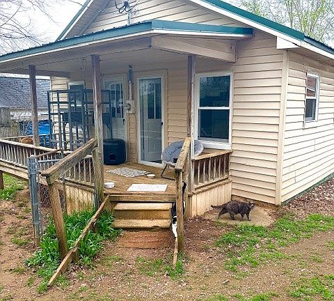 3rd image of 910 College St W