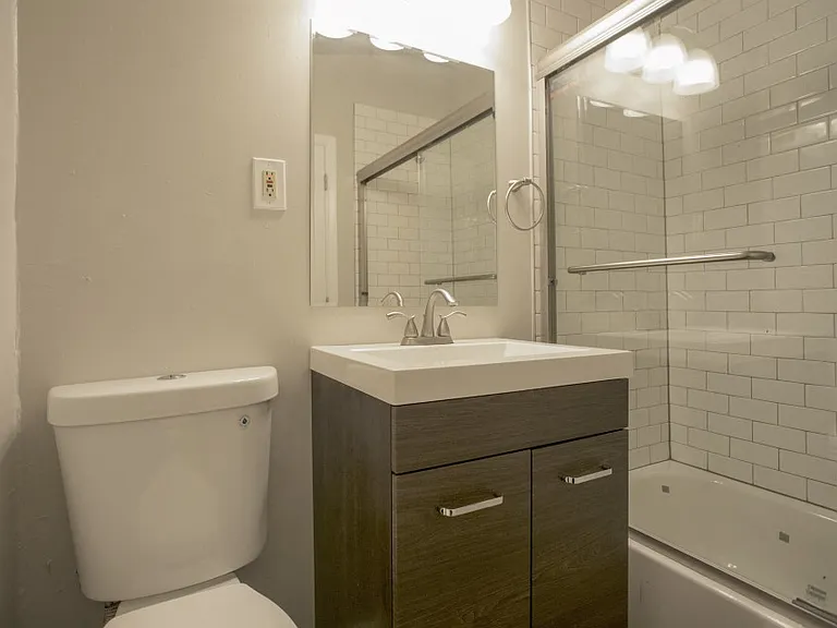 1839 Arapahoe Unit 2 Bathroom