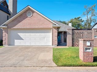 1206 Brook Hollow Ct, Bryan, TX 77802