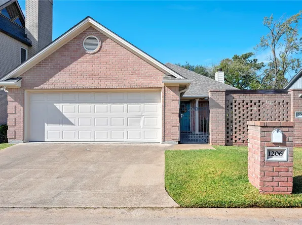 1206 Brook Hollow Ct, Bryan, TX 77802
