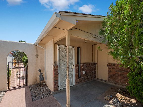 3rd image of 872 Entrada Dr SW