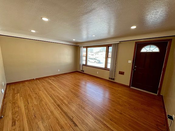 3rd image of 15816 Evening Star Ave