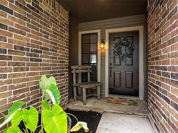 411 Ridgewood Dr — Photo 2