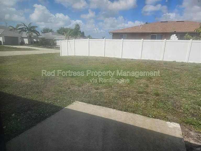 542 SE 6th Pl — Photo 2