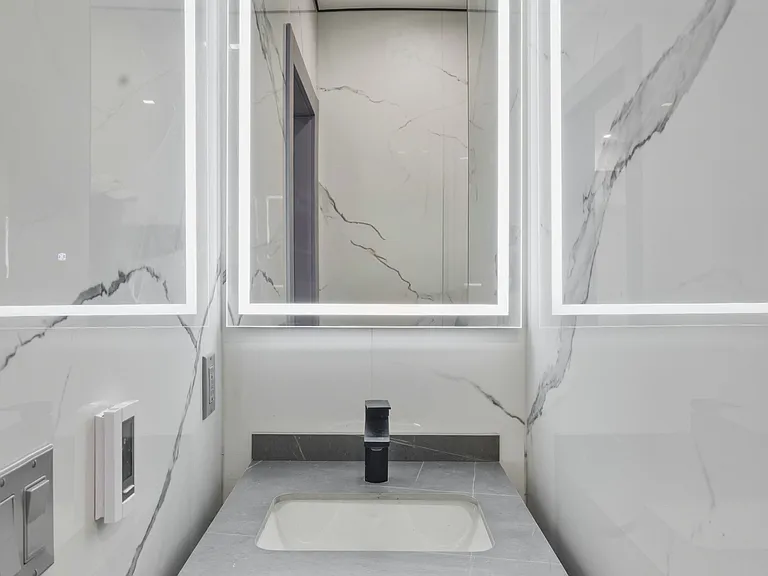 1002 Spadina Rd — Photo 17