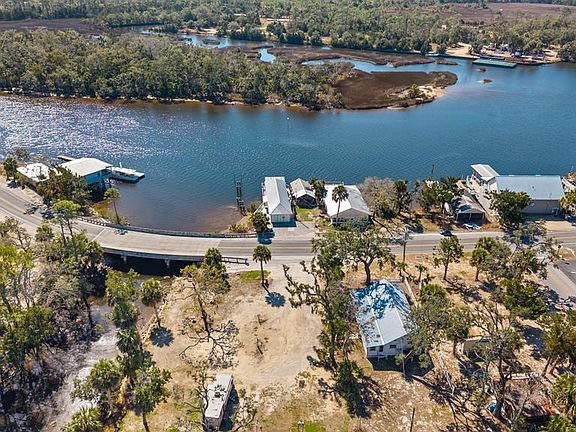 4th image of 707 SE Riverside Dr