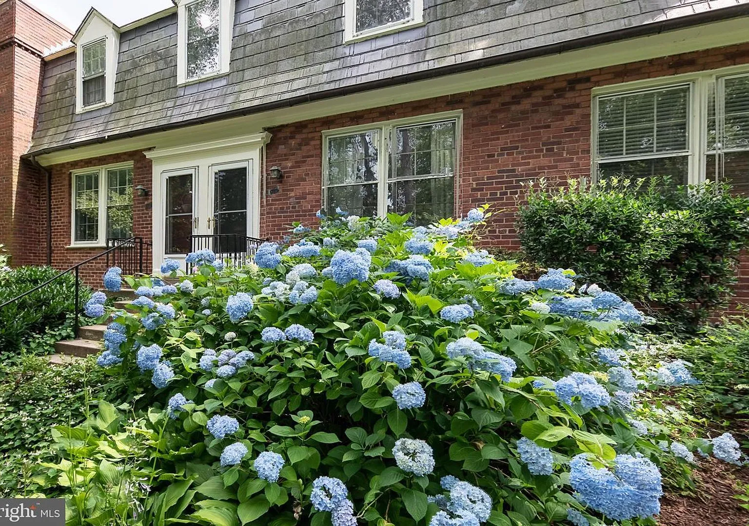 Welcome to 1501 S Edgewood Street #573, a beautifully located home in Arlington offering comforta... — Photo 3