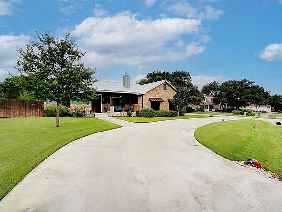 2nd image of 106 Leaning Oak Cir