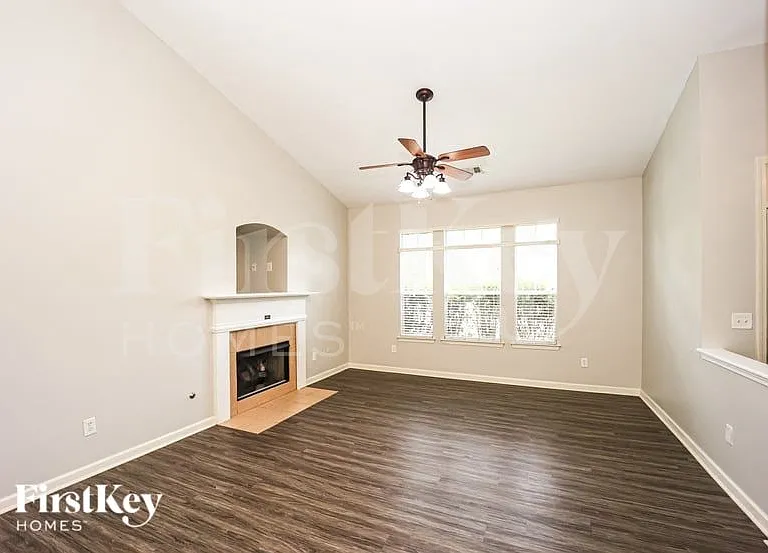 207 Fairgrove Ln — Photo 3