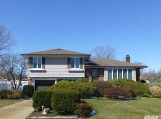 12 Rose Ct, Farmingdale, NY 11735