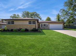1341 N Burning Bush Ln, Mount Prospect, IL 60056