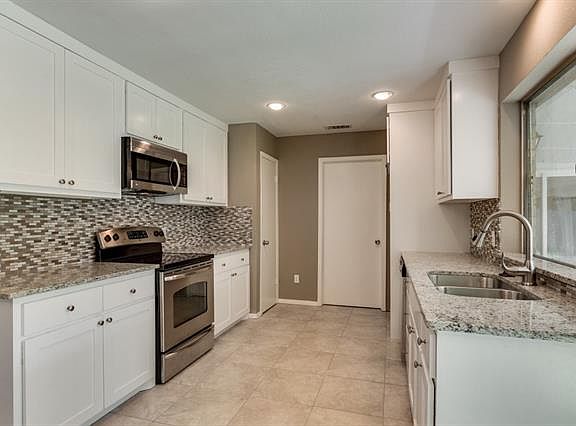 3rd image of 924 Columbus Ct