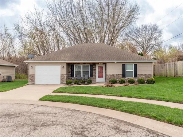 1902 Firefly Ct, Saint Joseph, MO 64506