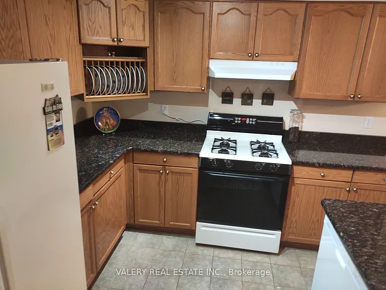 1058 Lexington Cir — Photo 35
