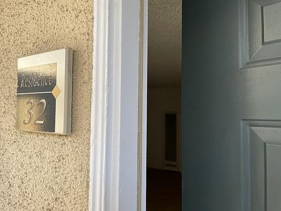 4th image of 141 N Kenwood St #32