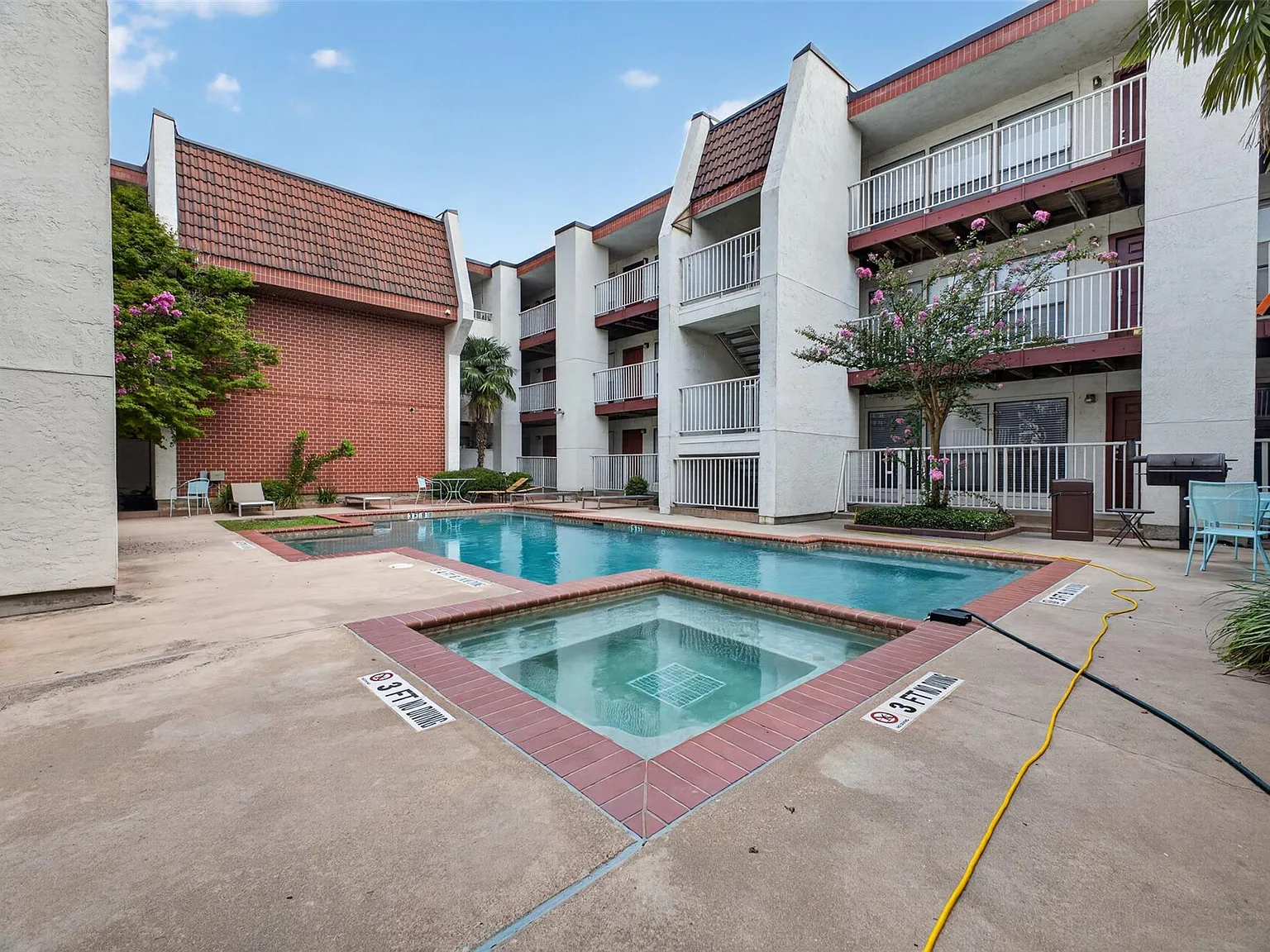2 bed, 2.0 bath, 887 sqft, $1,950 — Photo 2